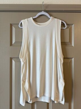 Old Navy Cream Sleeveless Athletic Go-Dry Tank Top